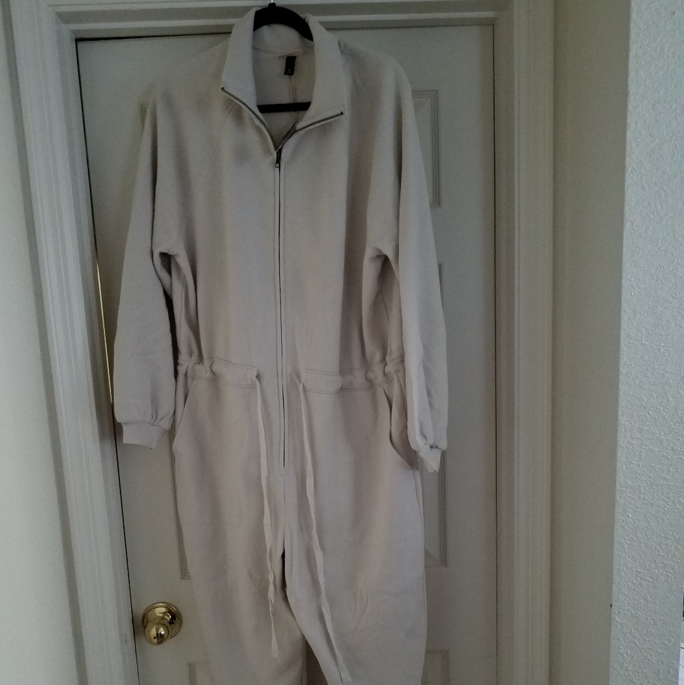 Universal Thread Women's Jumpsuit. Size XL, Cream